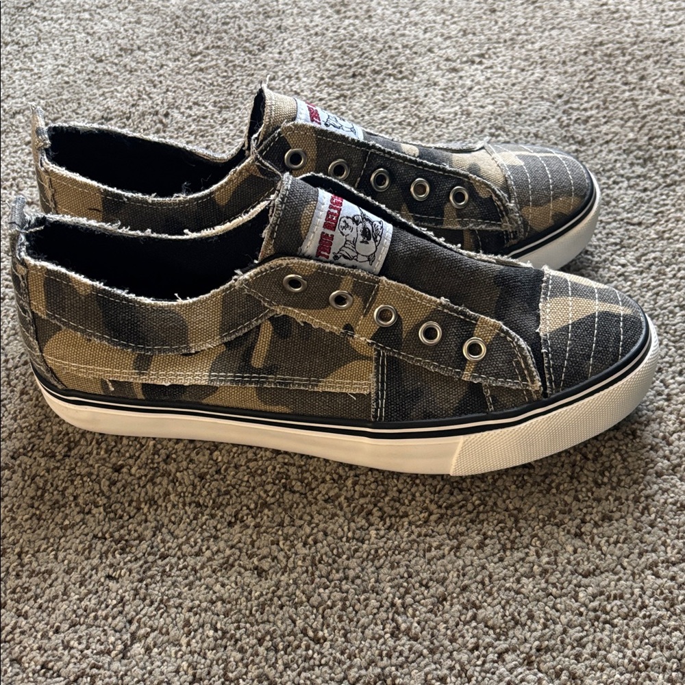 New True Religion Camouflage Canvas slip on Sneakers sz 8.5 - Picture 2 of 3